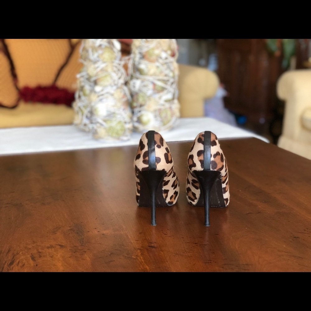 Stuart Weitzman fur leopard print peep toe pump - Picture 4 of 5